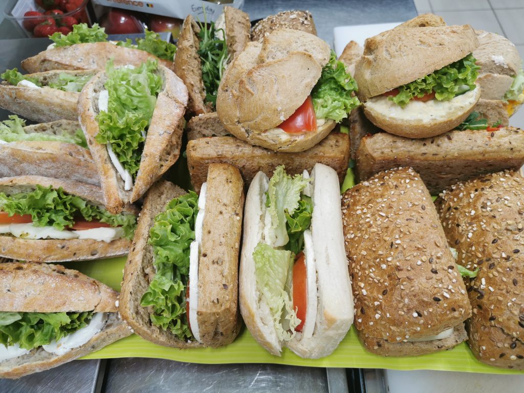 Broodjes klaargemaakt op plateau