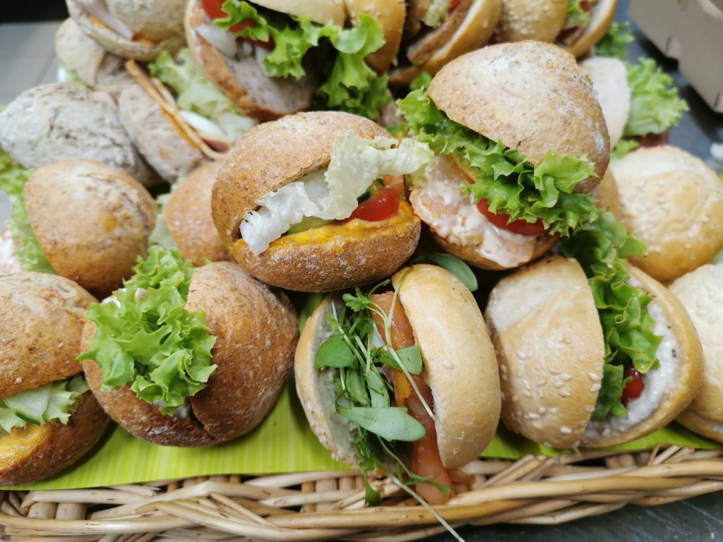 Broodmand met mini broodjes voor een receptie