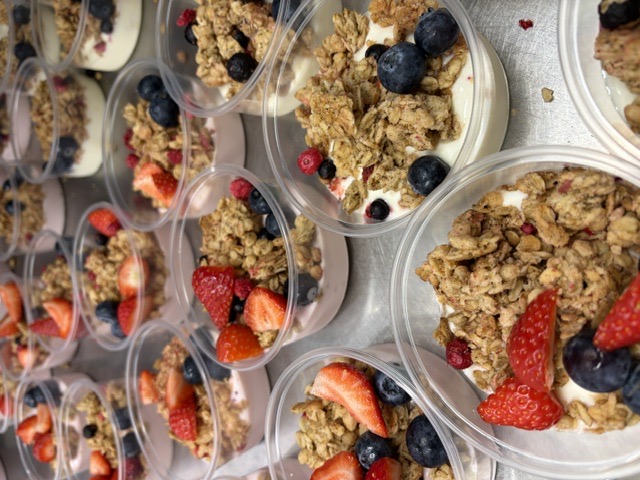 Potjes yoghurt met granola, aardbeien en blauwe bessen